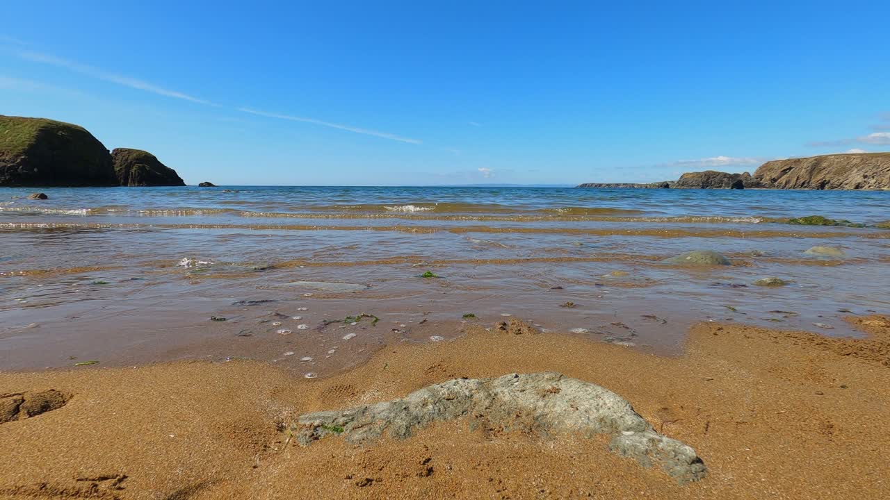 맑은 푸른 하늘 바다 해안 시간 경과에 금 모래 해변에서 파도 무릎