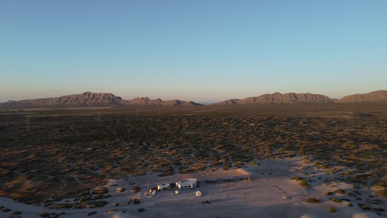 미국 국경 에 있는 시우다드 후아레스, 엘 파소 멕시코 근처 의 치와와 주 에 있는 건조 한 사말라유카 사막 의 공중 사진. 황금 시간 에 배경 에 있는 건조 한 풍경 과 산 들 의 모습