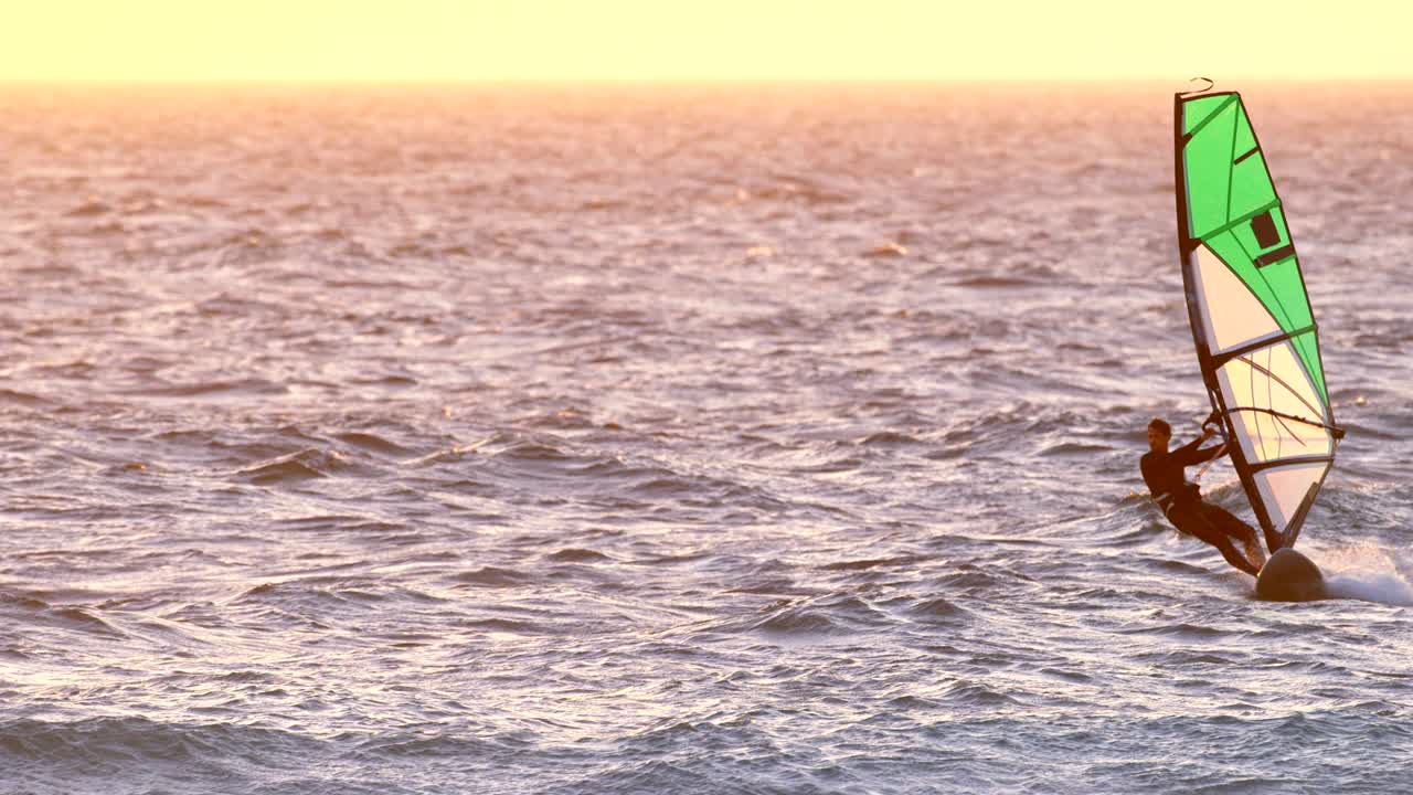 남자 서퍼 해변에서 윈드서핑 4k