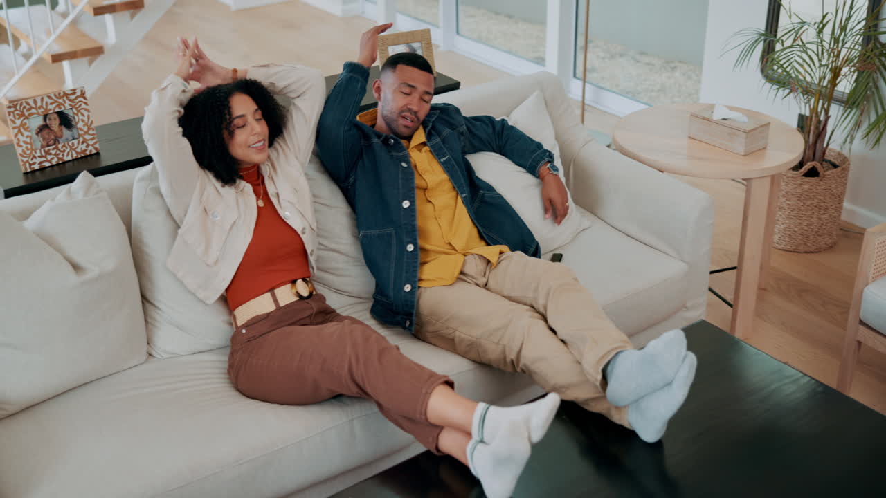 pareja relajándose en el sofá en casa