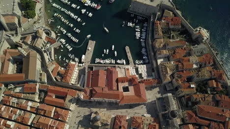 Luftaufnahme-Des-Altstadthafens-Von-Dubrovnik-Aus-Der-Vogelperspektive