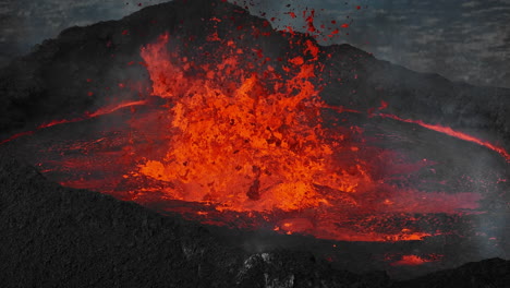 vista de cerca del lago de lava hirviendo dentro del cráter del volcán, disparo de un dron desde arriba hacia abajo