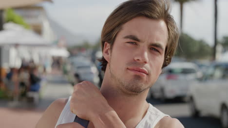 Retrato-De-Un-Atractivo-Joven-Estudiante-Sonriendo-Disfrutando-De-Unas-Relajadas-Vacaciones-De-Verano-En-Una-Cálida-Y-Soleada-Calle-Urbana-Frente-A-La-Playa,-Un-Turista-Despreocupado-Que-Parece-Feliz