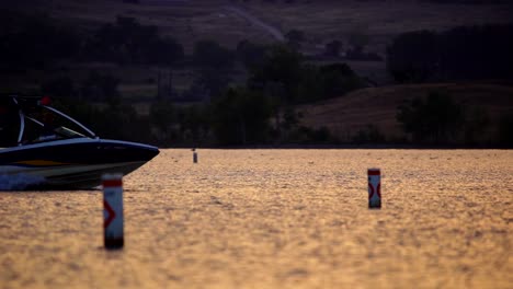 Wassersportaktivitäten-Im-Boulder-Reservoir-Während-Des-Sonnenuntergangs