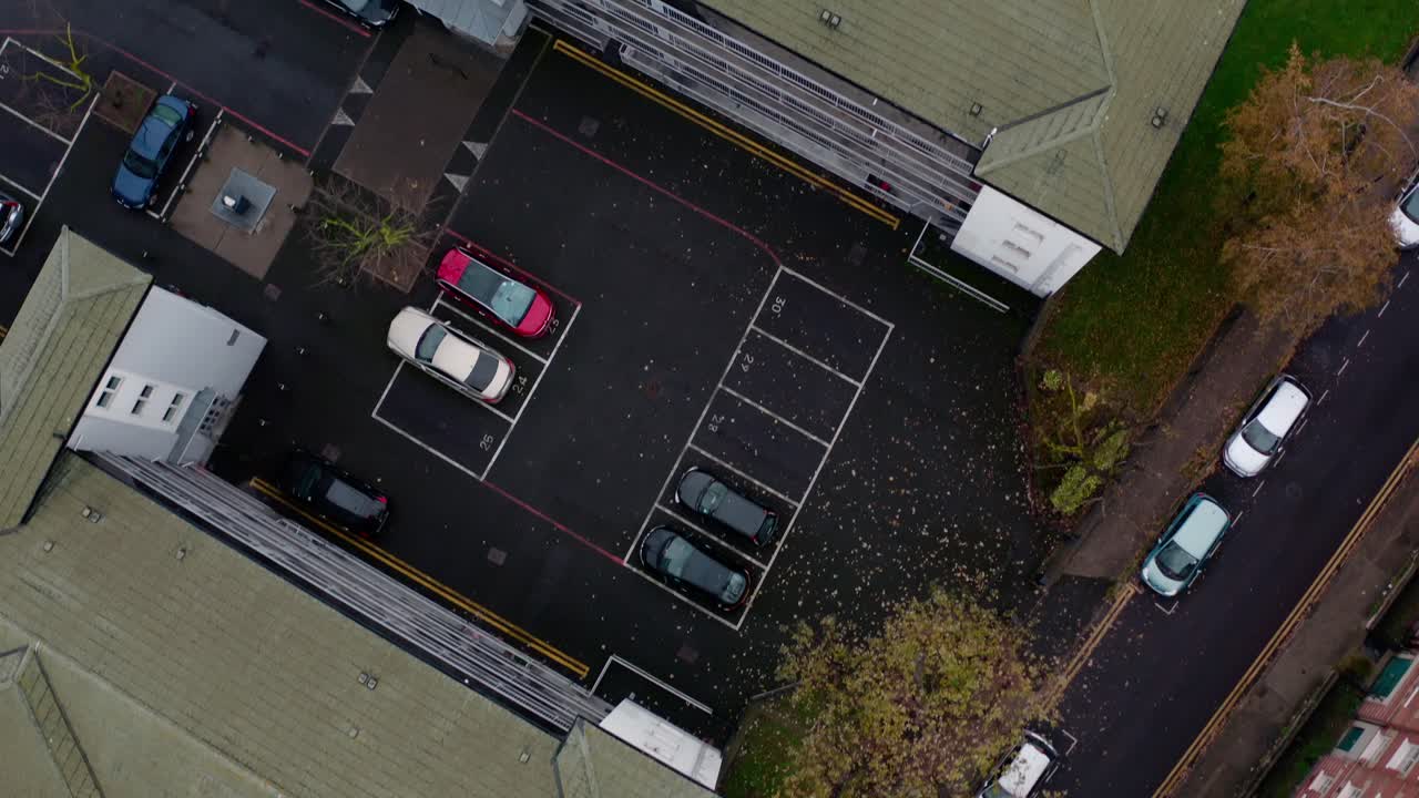 toma panorámica aérea desde la zona residencial hasta los rascacielos del centro de londres