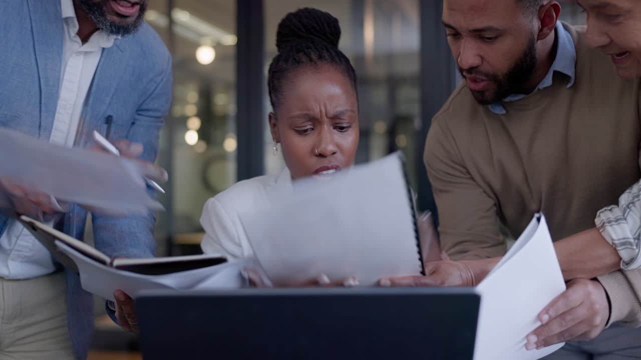 mujer de negocios, documentos y abrumado en ocupado