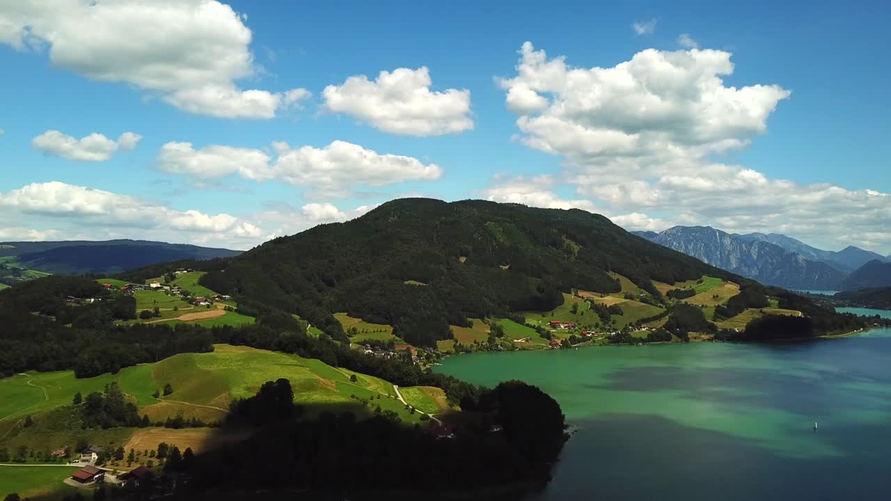 vista aérea del lago de montaña austriaco mondsee a lo largo de la costa de sankt lorenz