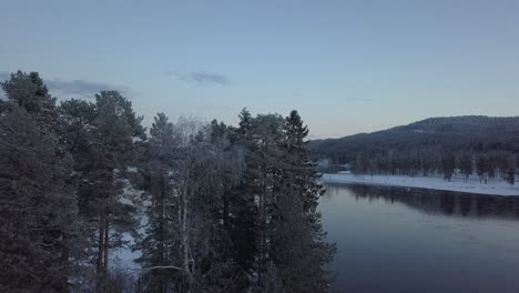 Kalter-Fluss-In-Stugun,-Schweden-Während-Eines-Kalten-Winters-Im-Dezember,-Gefilmt-Mit-Einer-Drohne