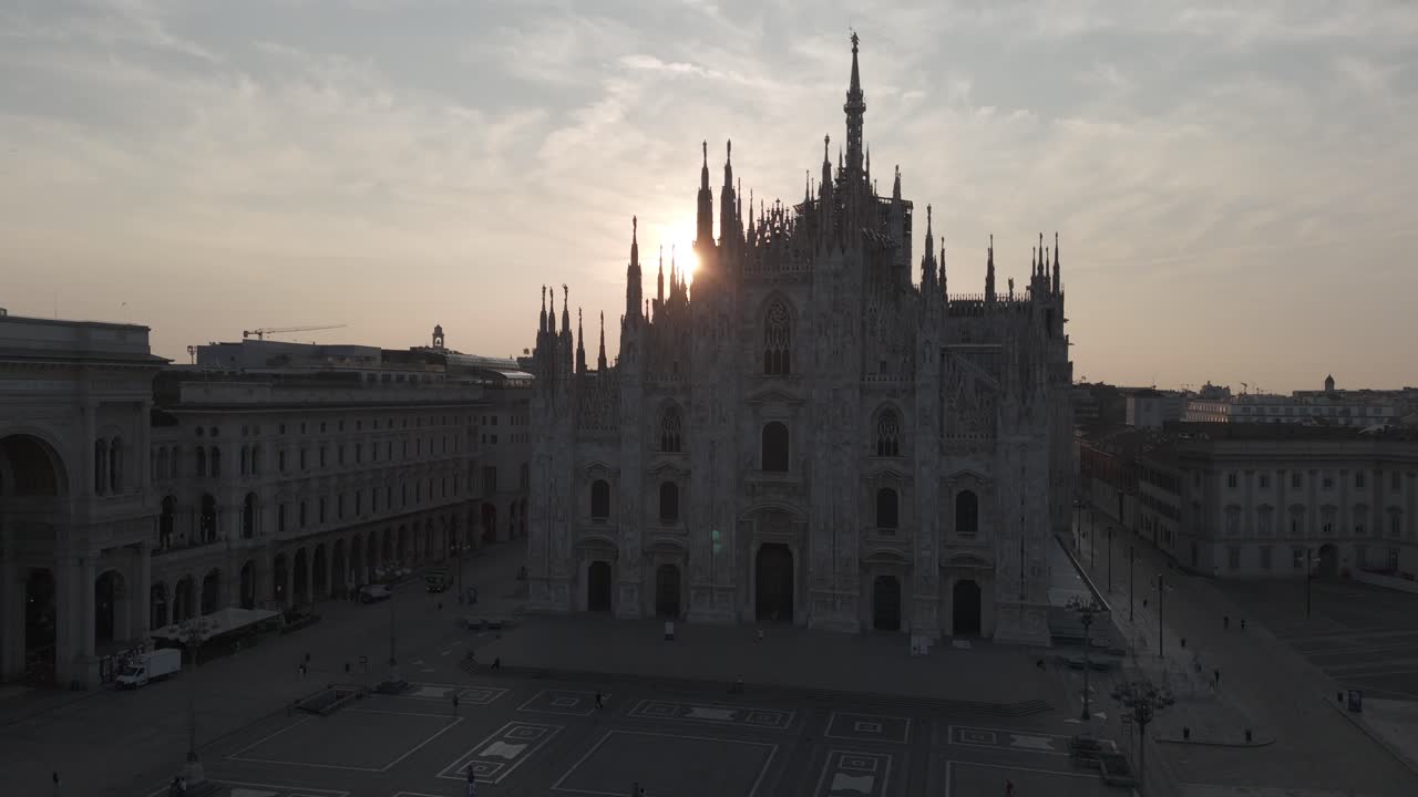 밀라노의 듀오모 (duomo) 의 놀라운 영상: 영화 및 fpv 드론으로 독특한 관점, 숨막히는 세부 사항 및 상징적인 분위기.