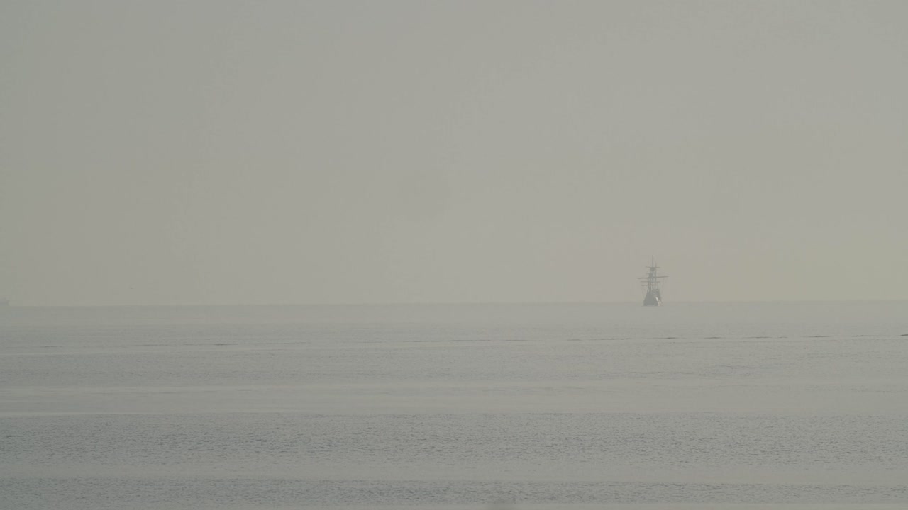 페르디난드 마젤란 나오 빅토리아 카락 보트 복제품은 슬로우 모션 60fps로 잔잔한 바다에서 일출 시 지중해의 멀리 항해합니다.