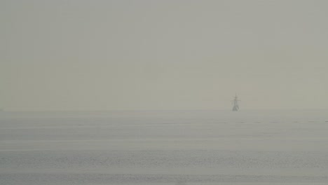 Ferdinand-Magallanes-Nao-Victoria-Carrack-Réplica-De-Barco-Navega-En-La-Distancia-En-El-Mediterráneo-Al-Amanecer-En-Mar-Tranquilo-En-Cámara-Lenta-60fps