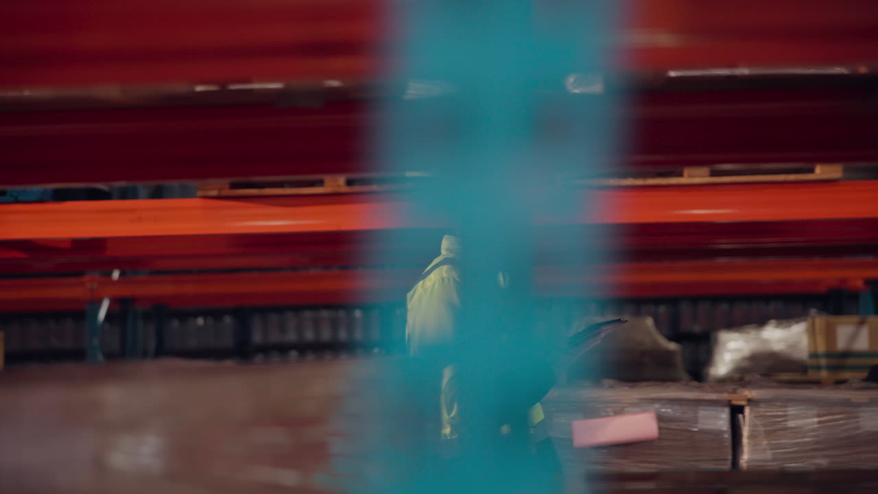 태블릿을 가진 창고 노동자