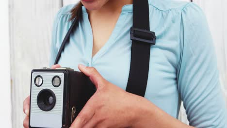 fotógrafo tomando una foto con una cámara vintage