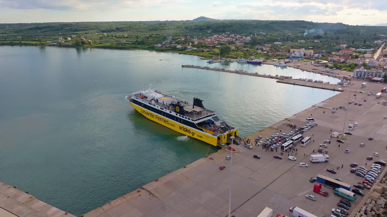Limanda feribotu boşaltan işçilerin havadan görünümü, Yunanistan