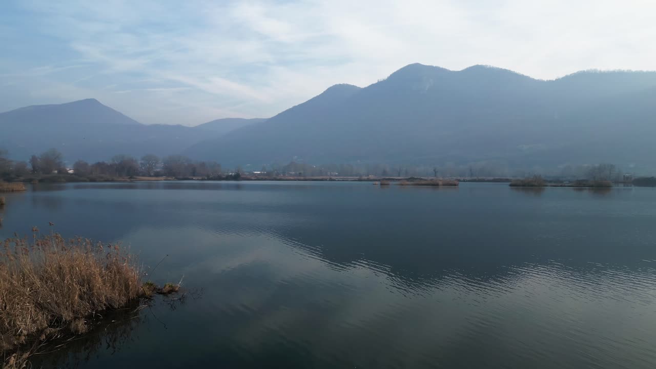 평온한 산 호수 풍경