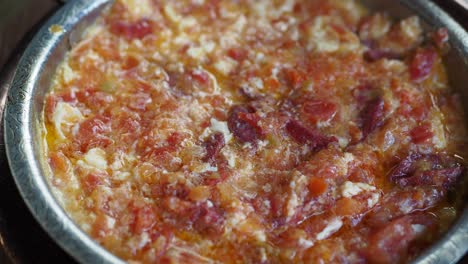 menemen turco, un sabroso plato de desayuno