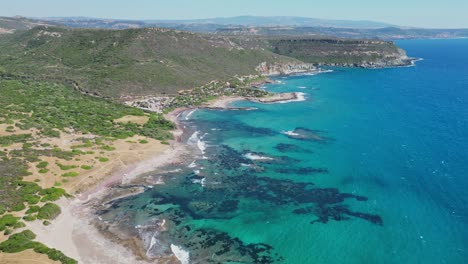 Westküste-Sardiniens-Mit-Kleinen-Buchten,-Grünen-Bergen-Und-Türkisblauem-Meer---4k-Antenne