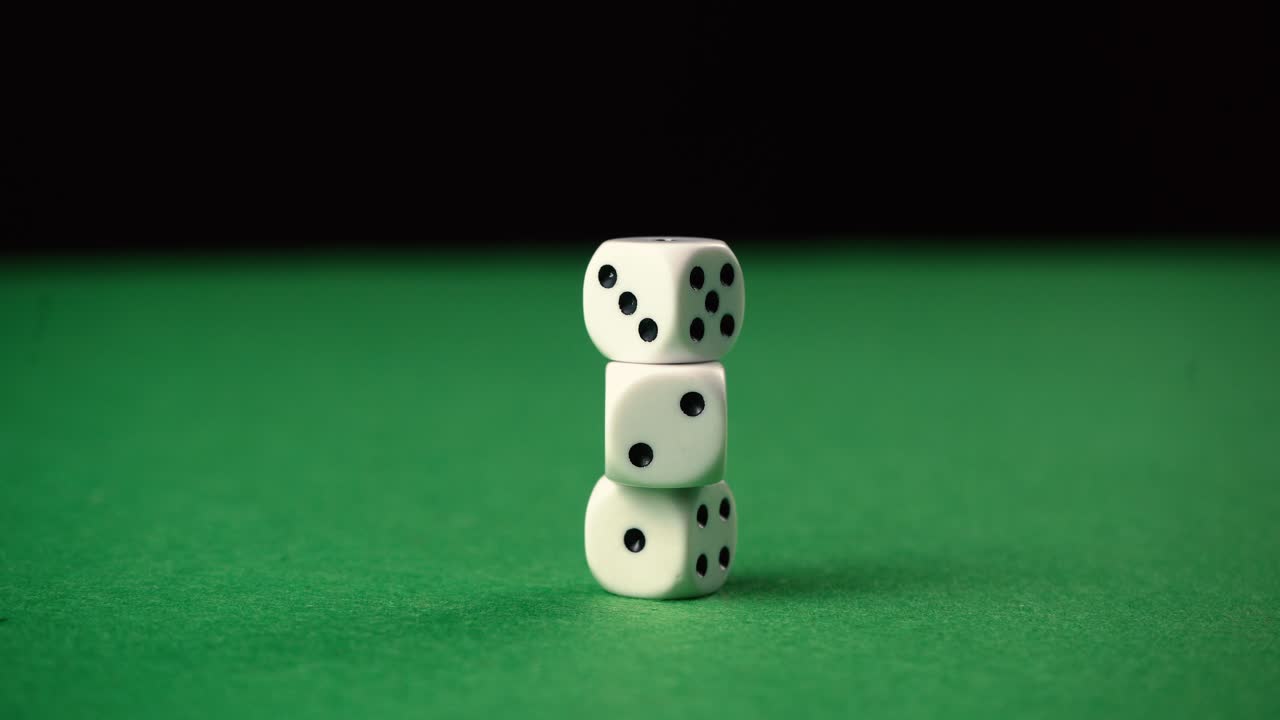 poniendo un dado encima de otros dos dados