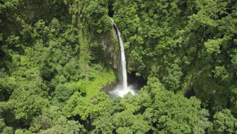 drone shot revealing from top to bottom the catara la fortuna in costa rica