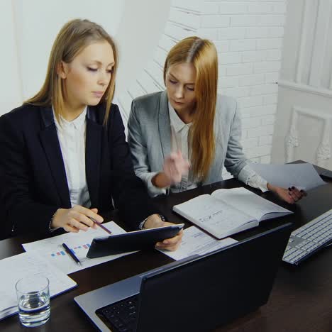 businesswomen in smart business suits work in the office