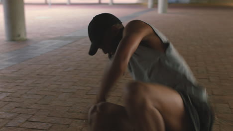 Tänzer-Macht-Breakdance-Auf-Der-Straße-In-Der-Stadt