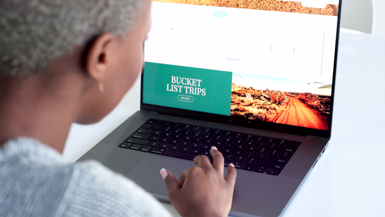 portátil, mano y viajar con una mujer en la búsqueda