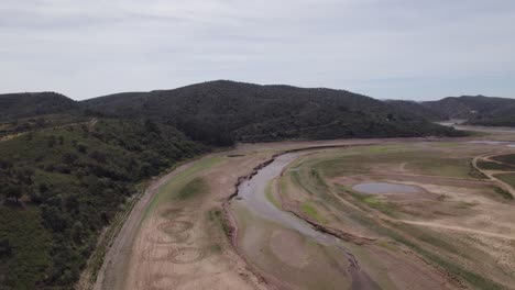 Vista-Aérea-Del-Impresionante-Paisaje-Y-El-Puente-Sobre-El-Río-Arade,-São-Bartolomeu-De-Messines