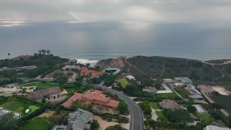 Mansiones-Frente-Al-Mar-En-Las-Colinas-Con-Vista-Al-Océano-Pacífico-En-Torrey-Pines,-San-Diego,-Ca