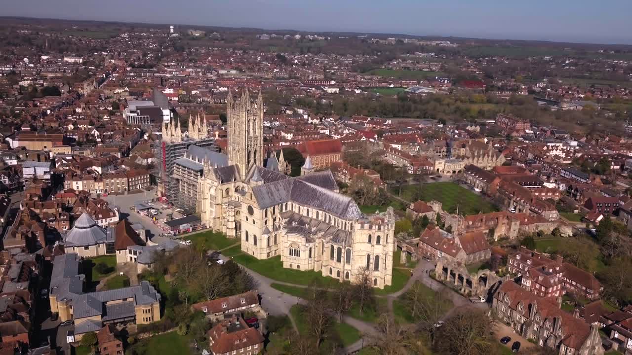 toma aérea de la catedral de canterbury en canterbury, kent