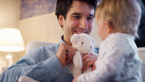 Padre-E-Hija-Jugando-Con-Un-Peluche-En-Casa-En-La-Guardería-A-La-Hora-De-Acostarse