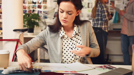 joven empresaria que planea ideas creativas para una empresa nueva