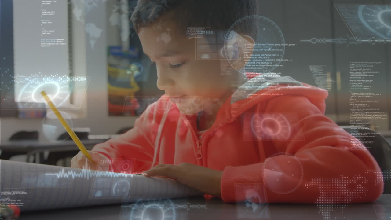 múltiples escáneres redondos y procesamiento de datos sobre un niño caucásico que estudia en la escuela primaria