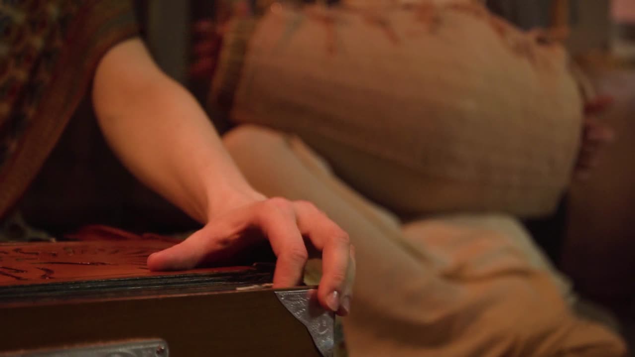 músico indio tocando el armonio