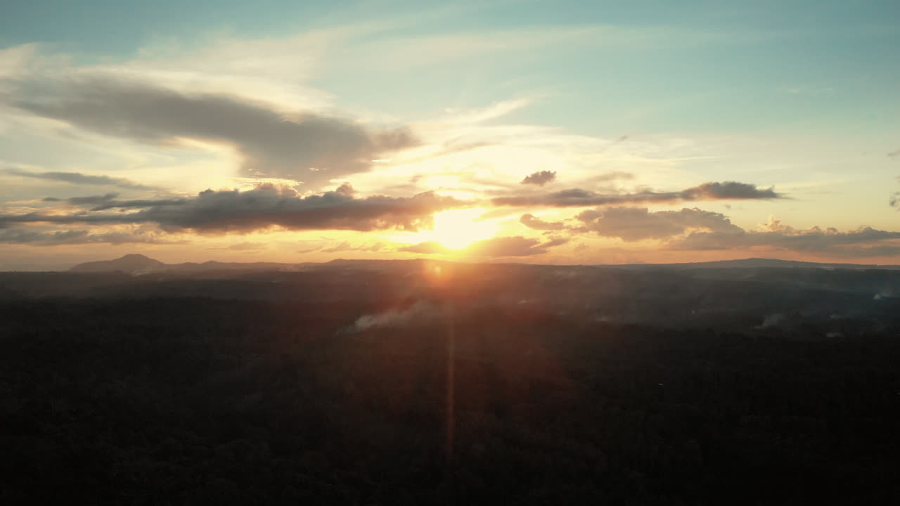 imágenes de drones de la puesta de sol en papúa nueva guinea