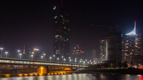 noche de otoño en el paisaje fluvial de viena