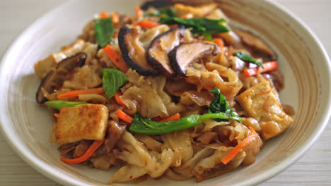 stir-fried-noodles-with-tofu-and-vegetables---vegan-and-vegetarian-food-style