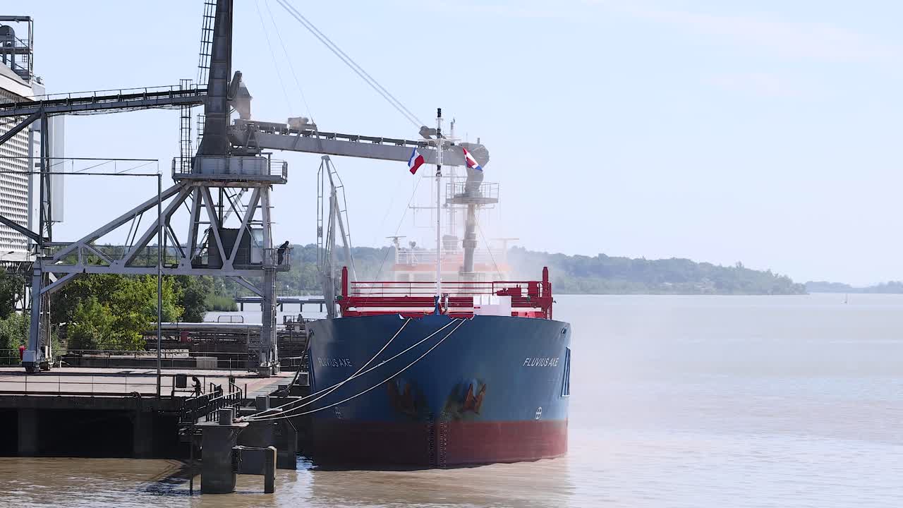 블레이 항구에서 화물 선박의 상륙