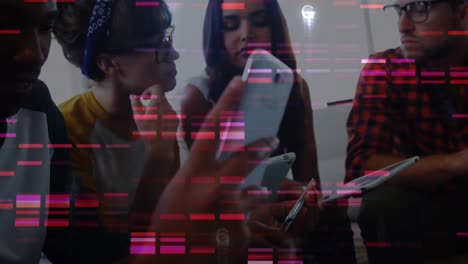 animación de cuadrados de mosaico rosado sobre diversos colegas que usan dispositivos electrónicos en la oficina