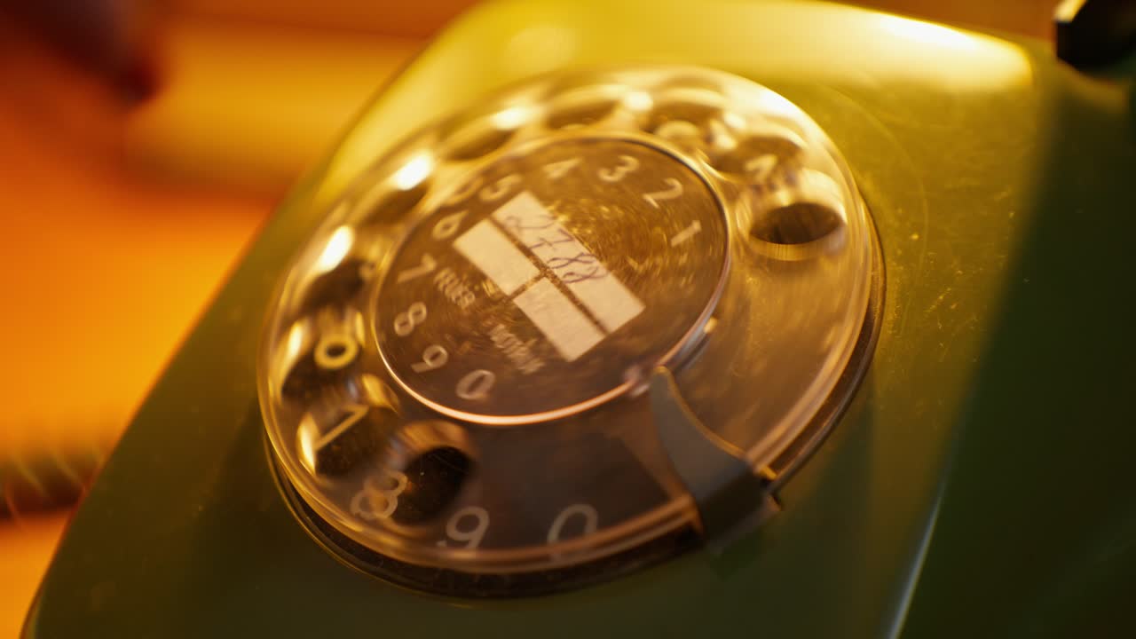 긴급 번호가 있는 빈티지 회전 전화