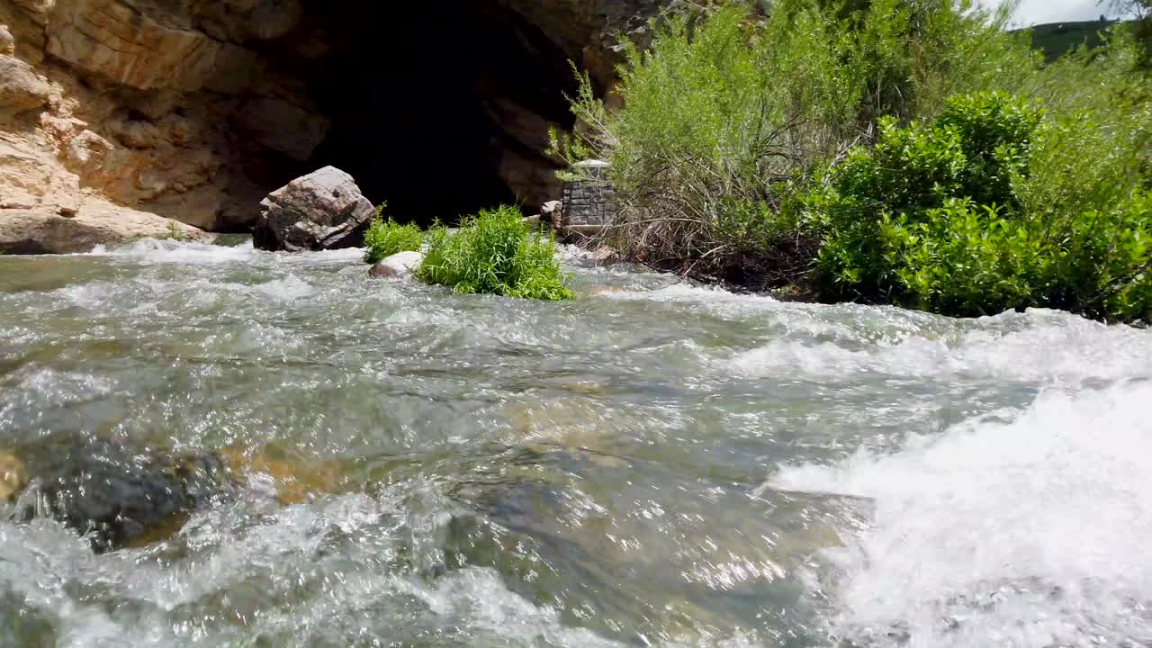 se ve agua de río corriendo sobre un puente