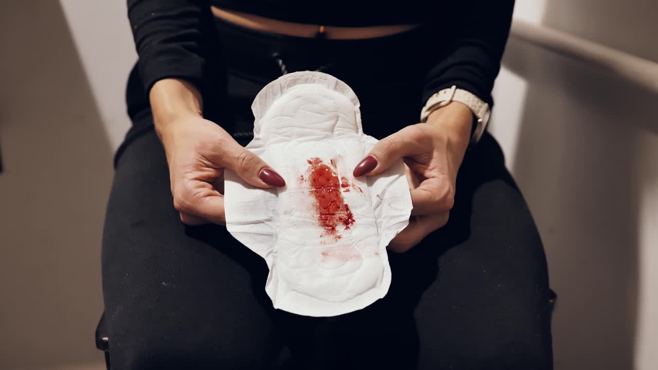 Una scena dimostrativa usa le mestruazioni come metafora dei diritti all'autonomia del corpo