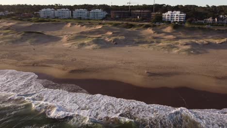 Eine-Dynamische-Dolly-Aufnahme-Der-Stadt-Und-Der-Häuser-In-Der-Nähe-Des-Strandes-Playa-Brava,-Punta-Del-Esta-In-Uruguay,-Südamerika