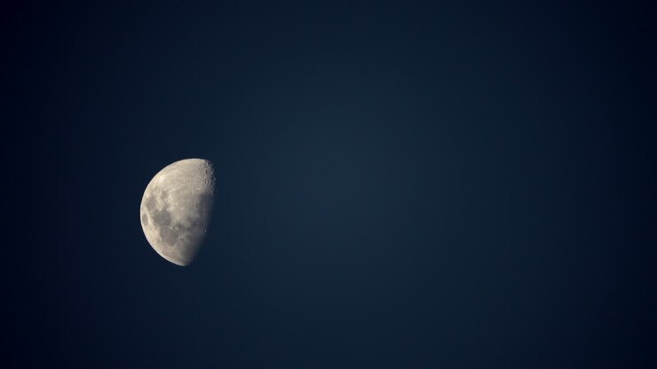Close-up de uma meia-lua ao entardecer com céu azul escuro, fotografado de Sydney, Austrália