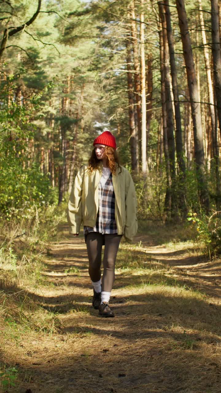 mujer caminando por un camino del bosque