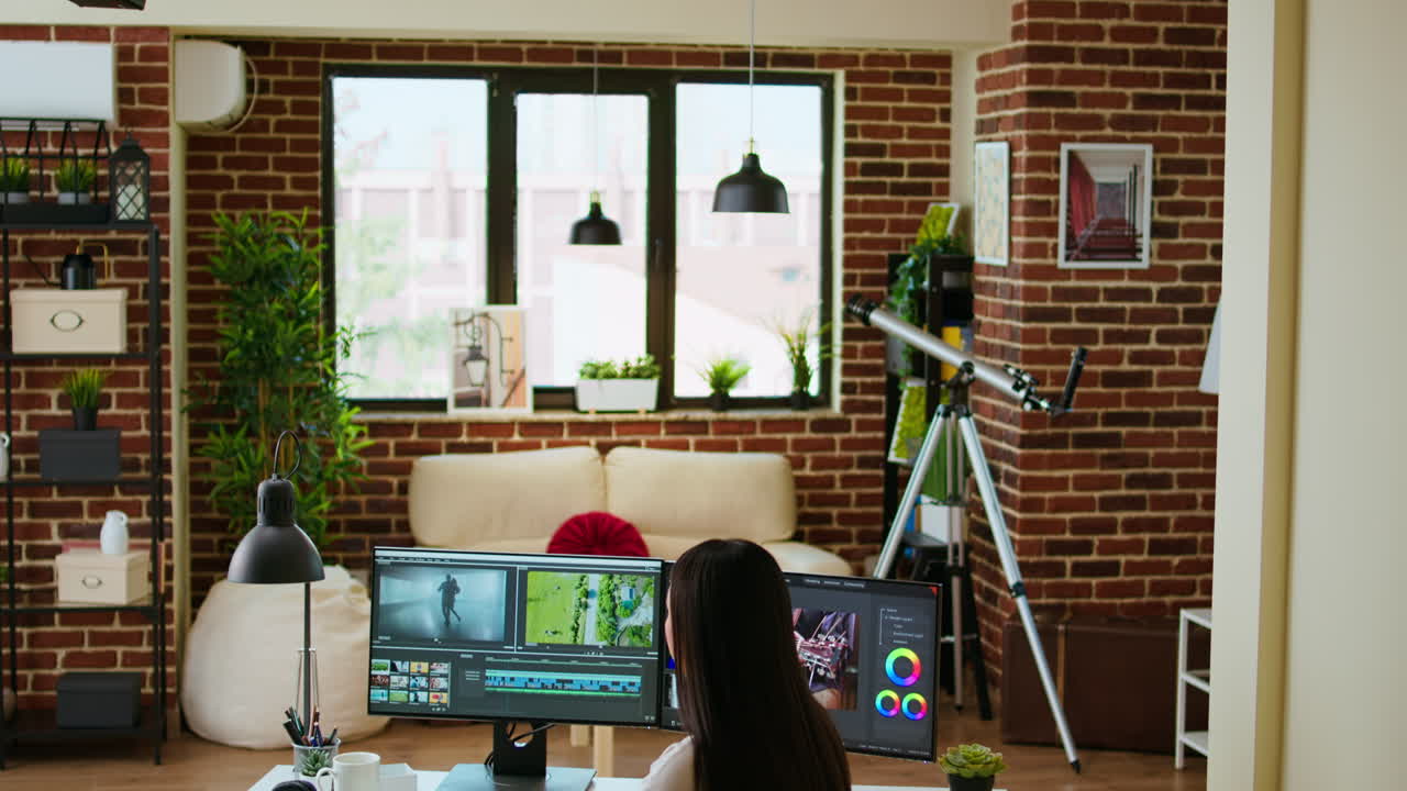 아시아 여성이 집 사무실에서 크리에이티브 소프트웨어로 비디오를 편집합니다.