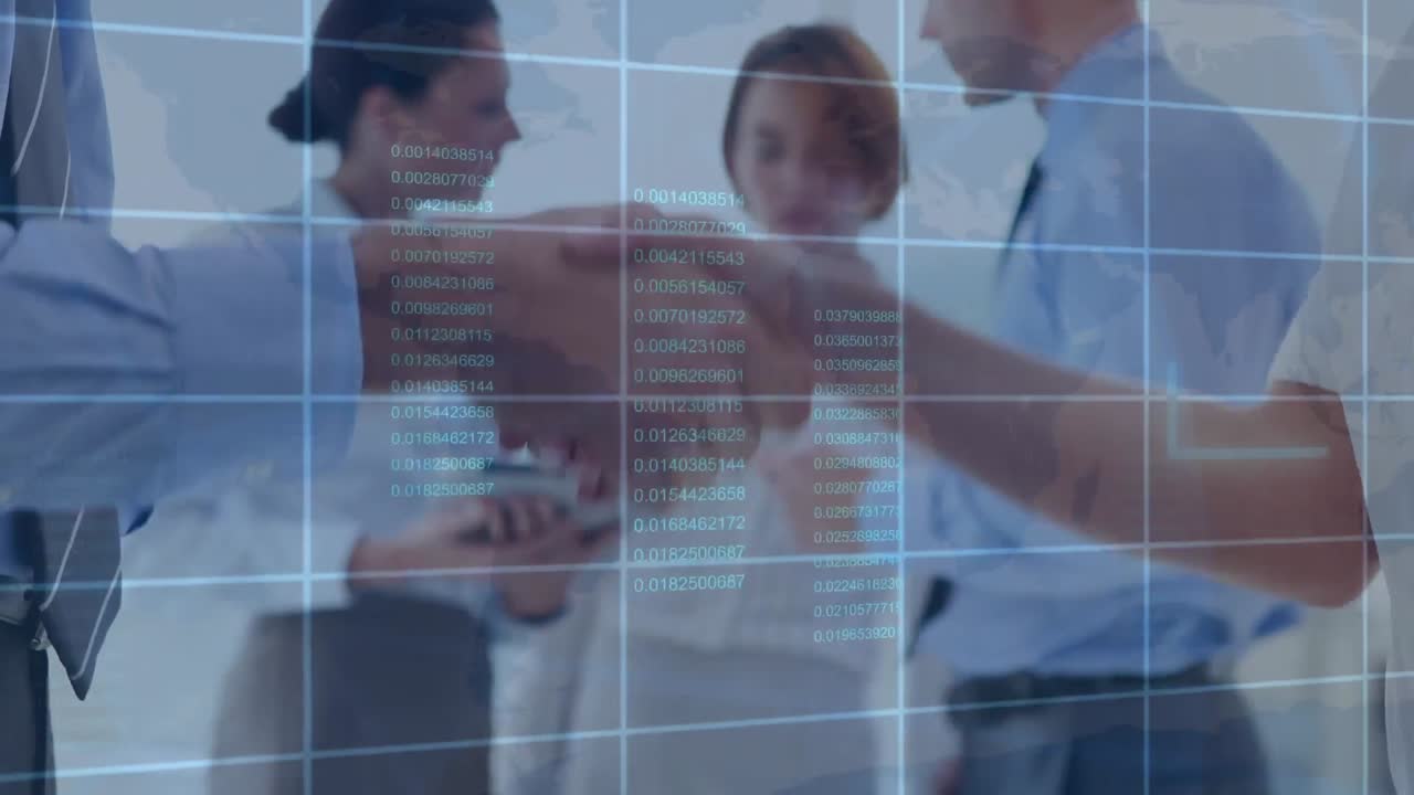 procesamiento de datos sobre el mapa del mundo contra la sección media de un hombre de negocios y una mujer de negocios que se dan la mano