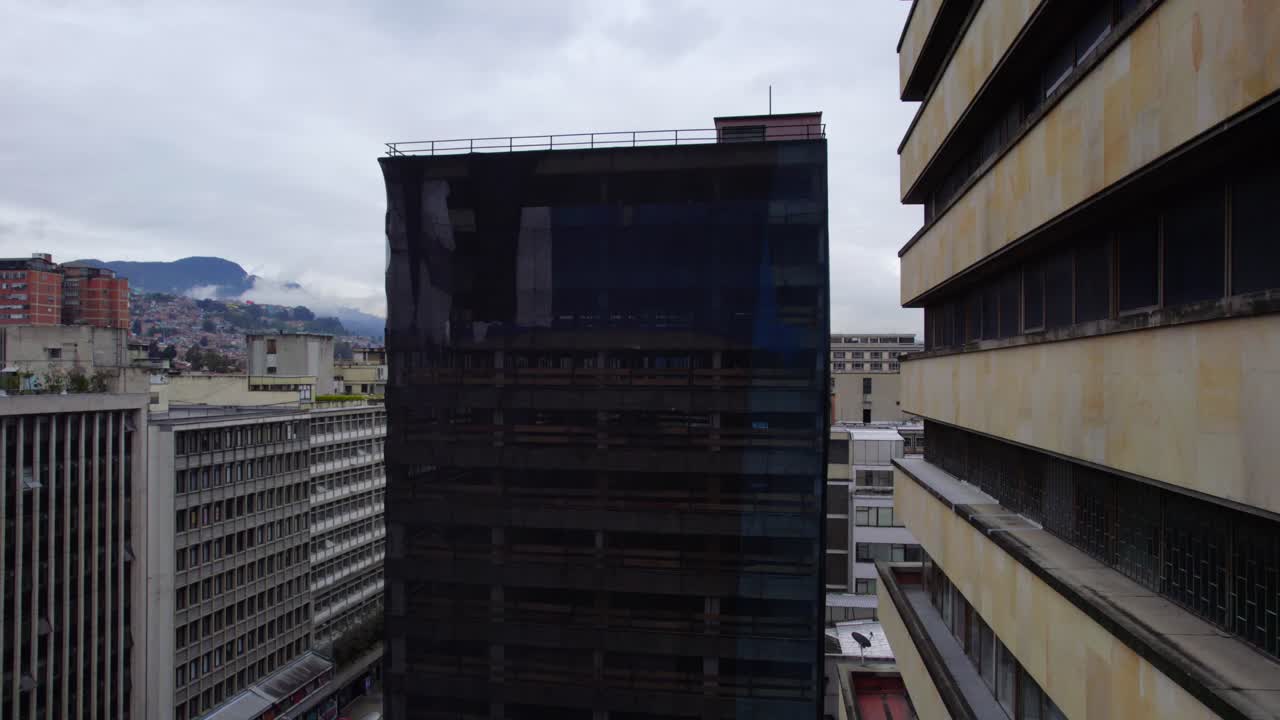 sus elegantes contornos cortan el horizonte de la ciudad con elegancia y gracia.