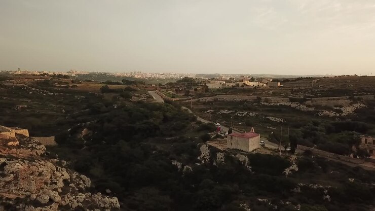 Veduta aerea della campagna maltese al tramonto