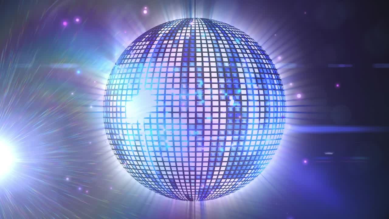 Animeret klip af oplyst skinnende diskokugle, der roterer på natklub.
