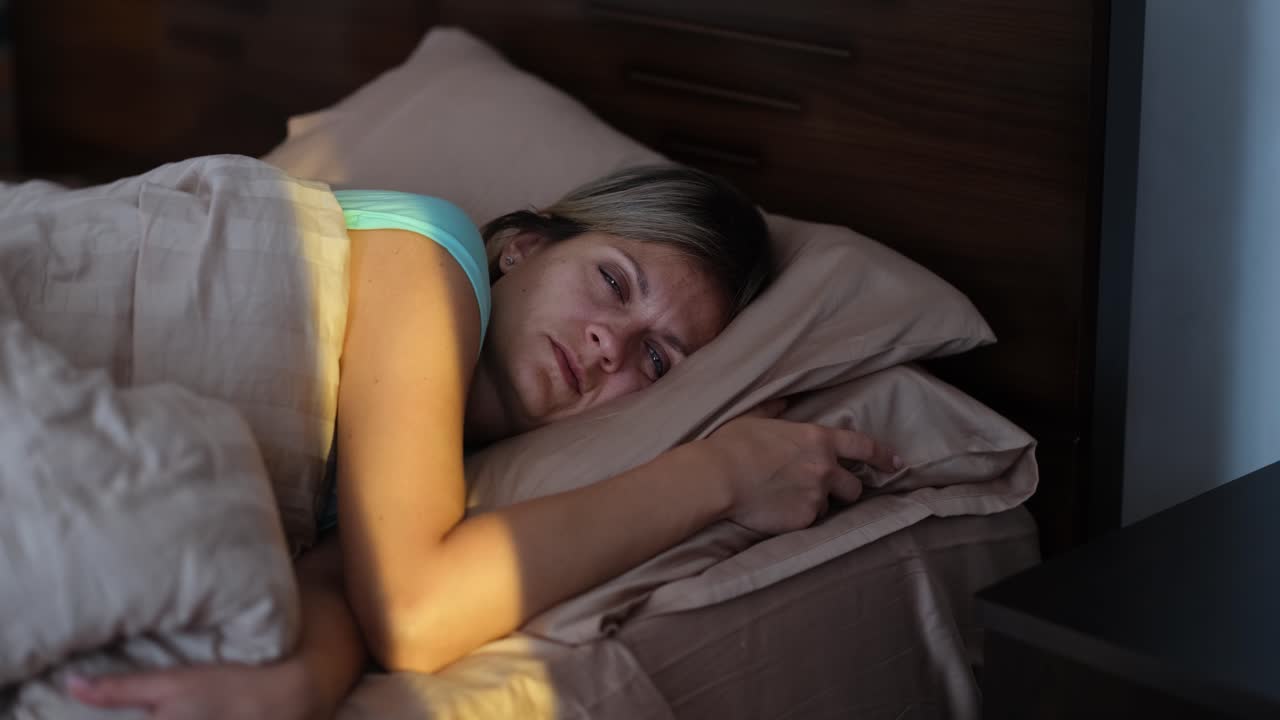 mujer durmiendo en la cama